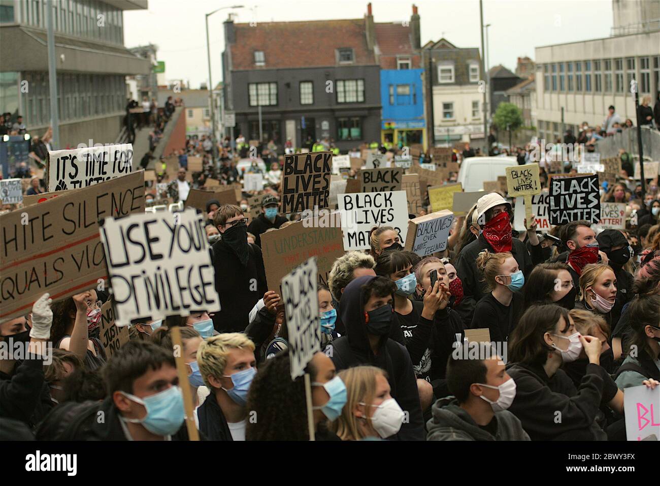 Brighton , Royaume-Uni, 03ème juin 2020, Black Lives Matters Protest, UNE marche à Brighton pour faire campagne pour mettre fin au racisme s'arrête devant le commissariat de police de Brighton. En solidarité avec les campagnes aux Etats-Unis après la mort de George Floyd en garde à vue au Minnesota. Crédit : Rupert Rivett/Alay Live News Banque D'Images