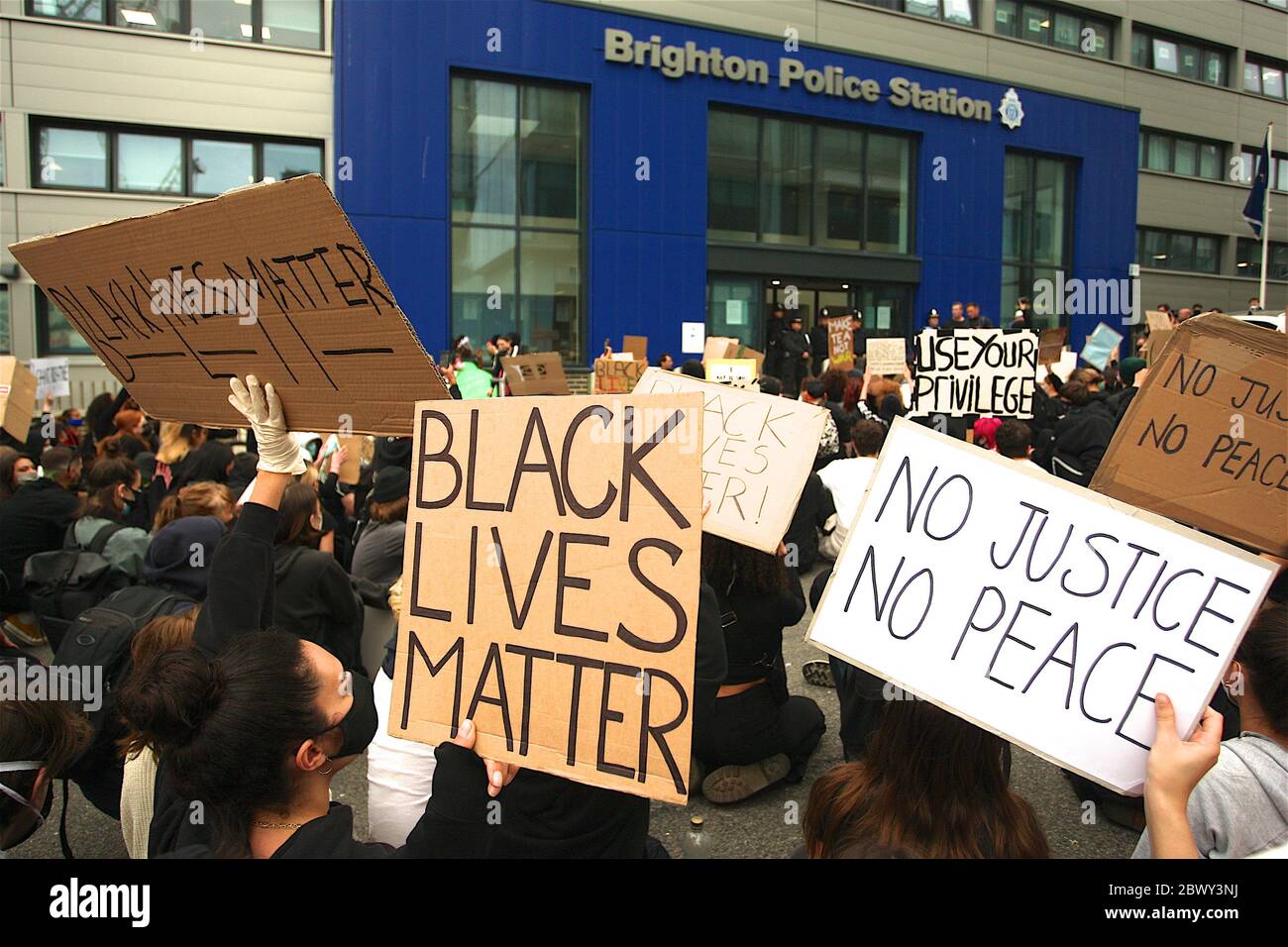 Brighton , Royaume-Uni, 03ème juin 2020, Black Lives Matters Protest, UNE marche à Brighton pour faire campagne pour mettre fin au racisme s'arrête devant le commissariat de police de Brighton. En solidarité avec les campagnes aux Etats-Unis après la mort de George Floyd en garde à vue au Minnesota. Crédit : Rupert Rivett/Alay Live News Banque D'Images