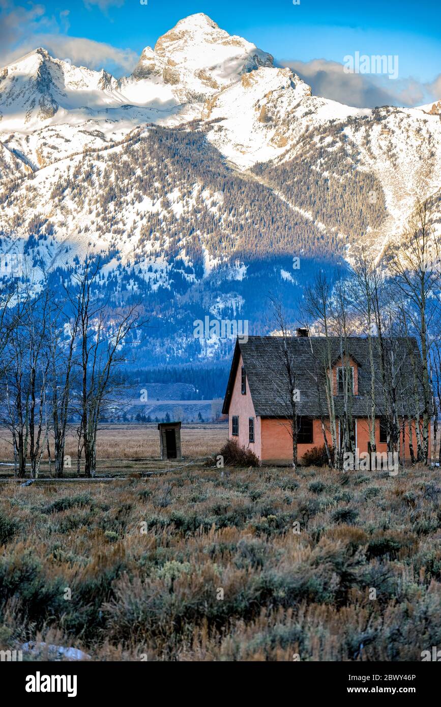 La maison historique en stuc et l'extérieur d'une place sur Mormon Row dans le parc national de Grand Teton Banque D'Images