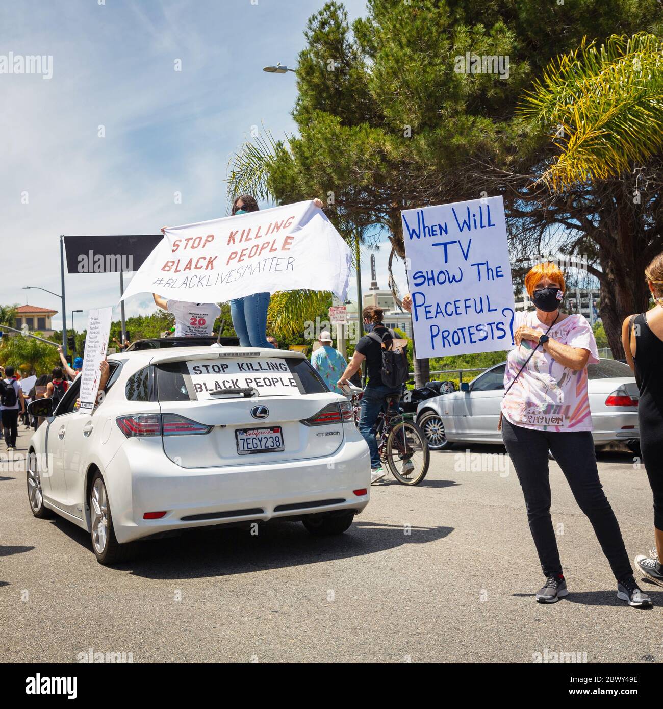 Les manifestants qui se trouvent dans leur voiture à Black Lives protestent contre le meurtre de George Floyd : Fairfax District, Los Angeles, CA, USA - 30 mai 2020 Banque D'Images