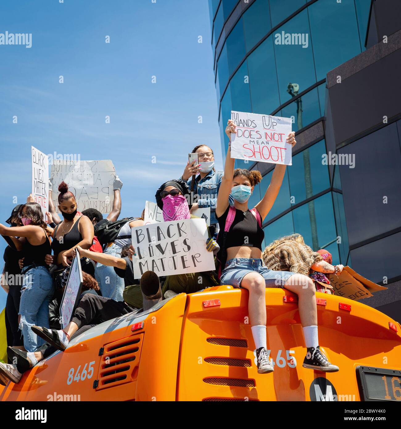 Des manifestants au sommet d'un bus dans un Black Lives ont protesté contre le meurtre de George Floyd : quartier de Fairfax, Los Angeles, CA, USA, le 30 mai 2020 Banque D'Images