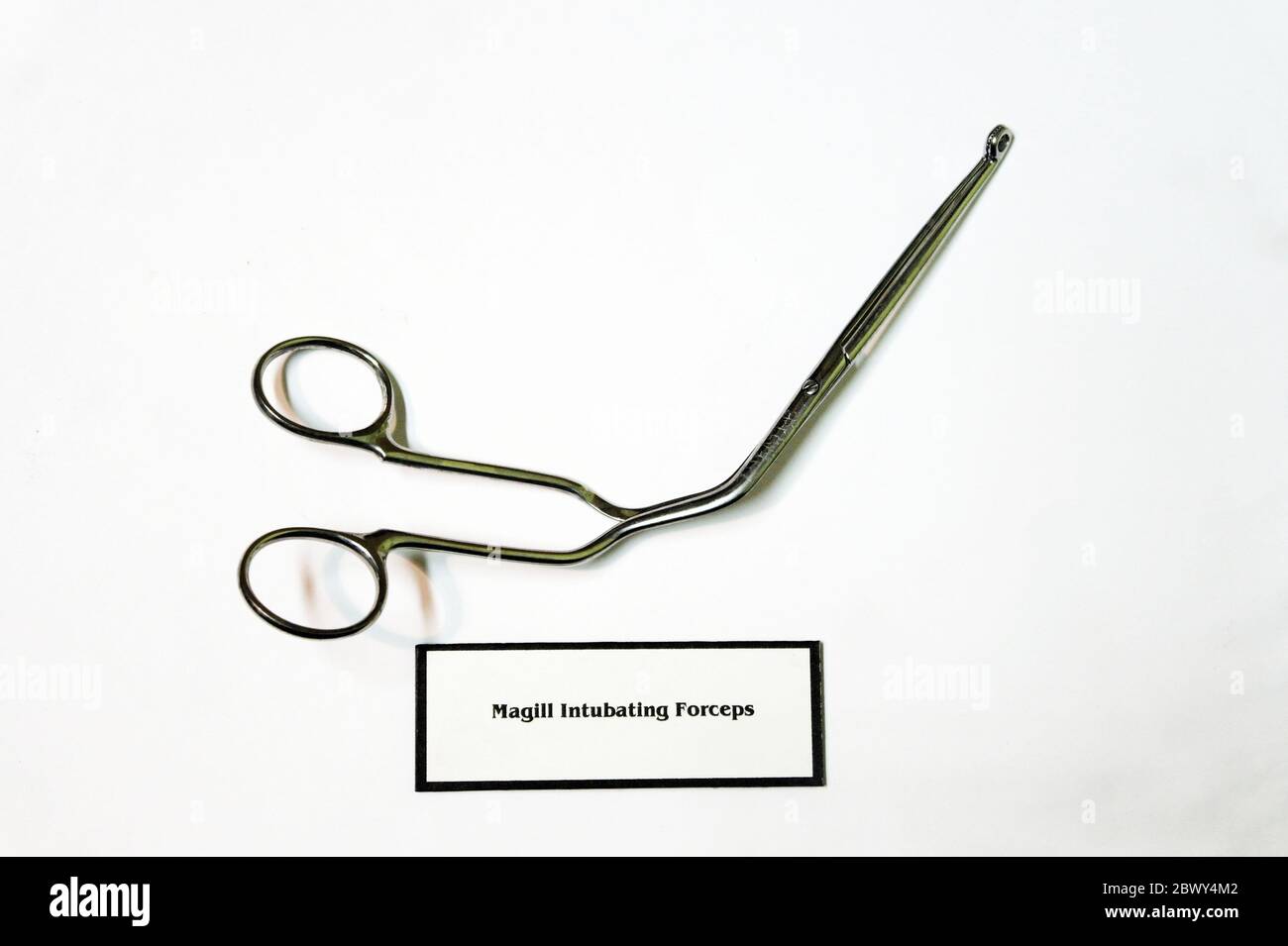Forceps intubés Magil d'époque, forceps coudés utilisés pour guider un tube trachéal dans le larynx, du nom de l'anesthésiste d'origine irlandaise Ivan Magill. Banque D'Images