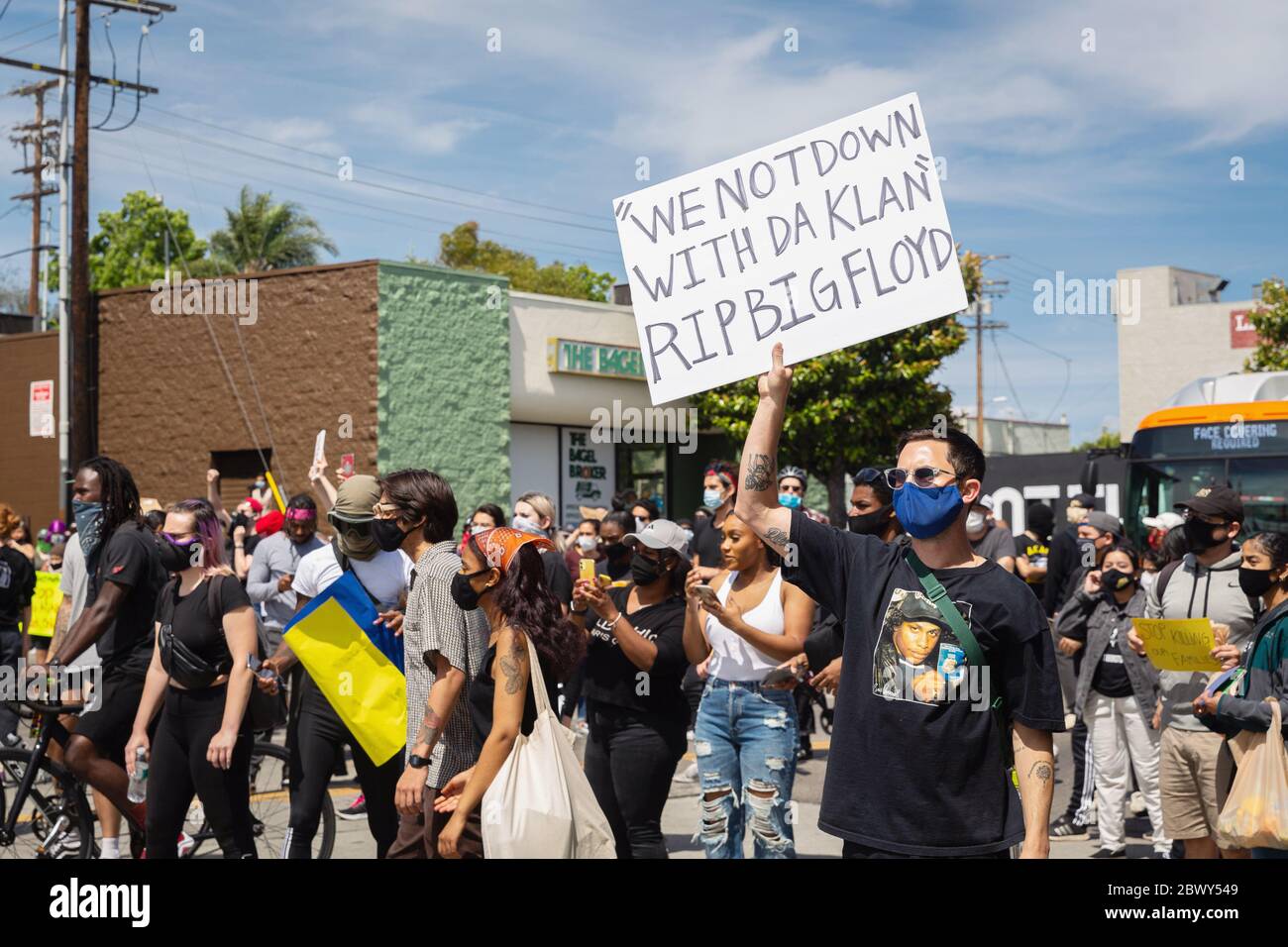Un homme masqué tenant un panneau à Black Lives Matter proteste contre le meurtre de George Floyd: Fairfax District, Los Angeles, CA, USA - 30 mai 2020 Banque D'Images