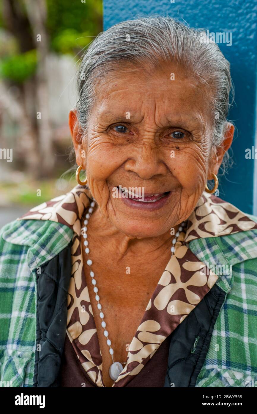 Portrait d'une femme âgée souriante dans la communauté de San Carlos près de Panama City, Panama. Banque D'Images