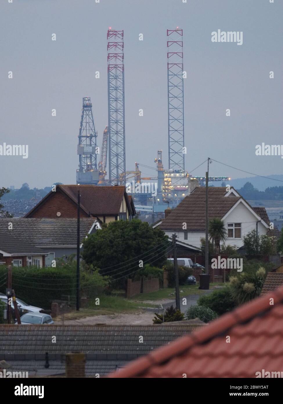 Minster on Sea, Kent, Royaume-Uni. 3 juin 2020. Un énorme engin de forage de jackup aménagé domine la ligne d'horizon sur des kilomètres. Le prospecteur 1 plus souvent vu loin dans la mer du Nord est entreposé au port de Sheerness pendant au moins 6 mois en raison d'un manque de travail. Il doit être rejoint par sa sœur RIG Prospector 5 en août. Crédit : James Bell/Alay Live News Banque D'Images