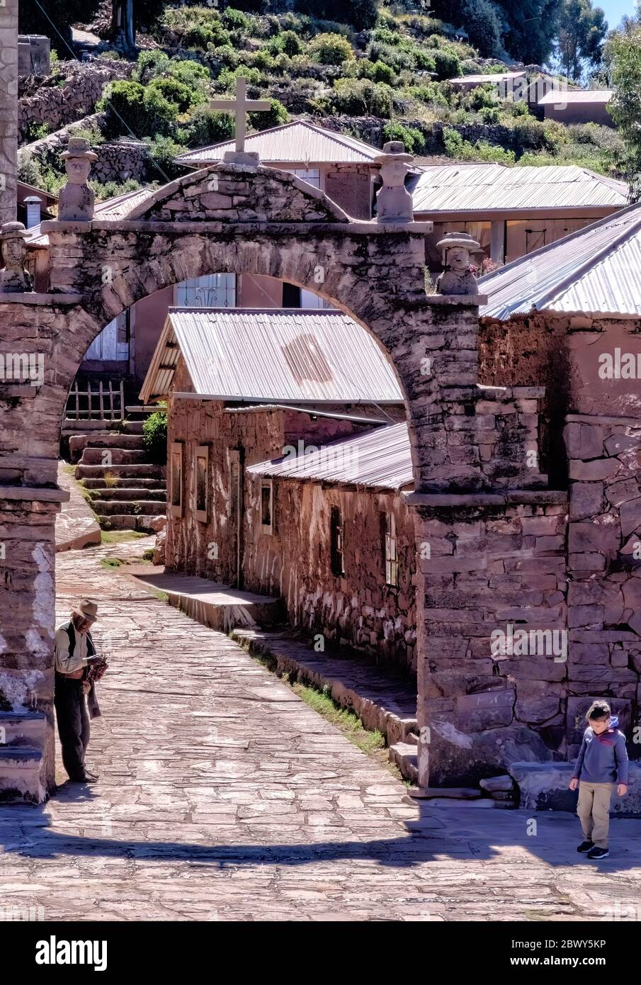 Arche menant à la place principale sur l'île de Taquile, lac Titicaca, Pérou Banque D'Images