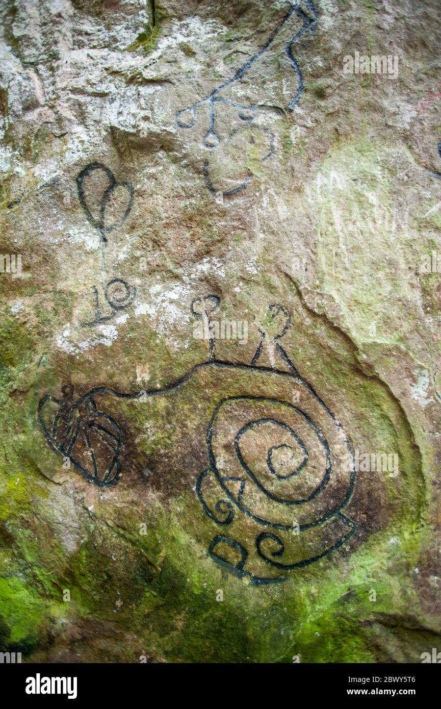 Pétroglyphes et sculptures sur Piedra Pintada, un rocher géant, dans la Valle de Anton près de Panama City, Panama datant de l'époque pré-colombienne possible Banque D'Images