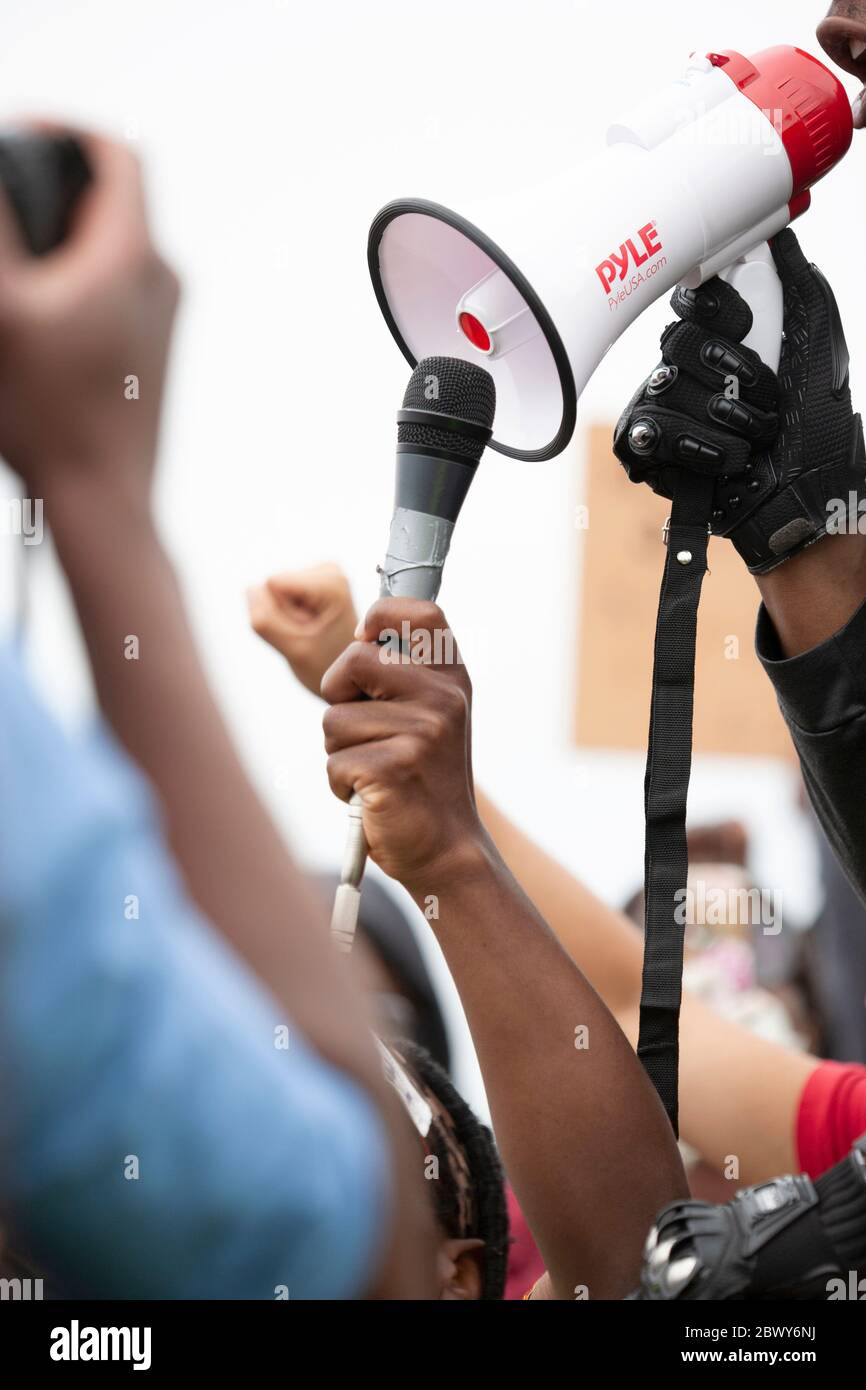 Microphone placé devant un haut-parleur tannoy pour amplifier le discours de  John Boyega lors de la manifestation de Black Lives Matter au Royaume-Uni.  Londres, Angleterre, Royaume-Uni Photo Stock - Alamy