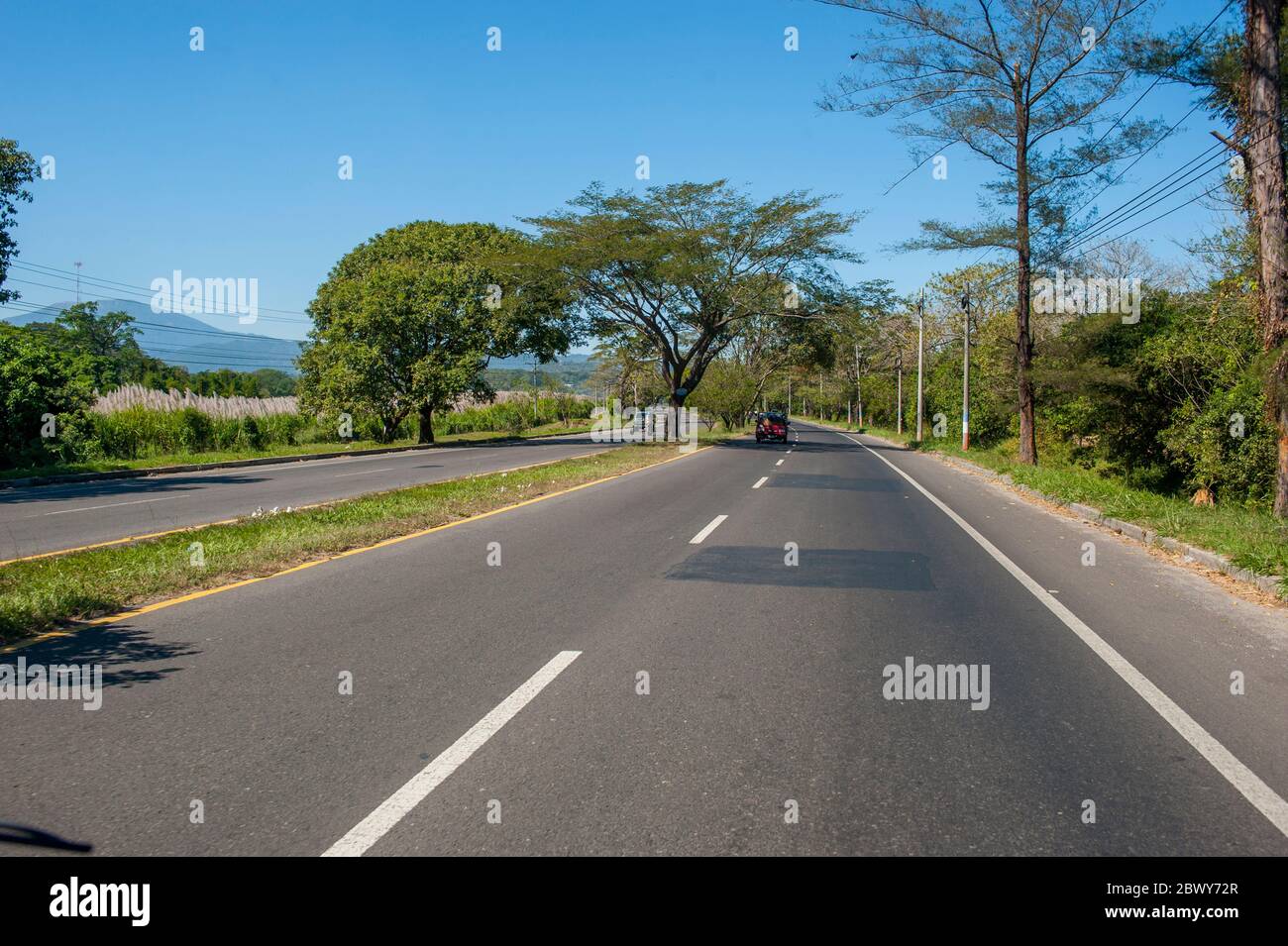 La route panaméricaine (la plus longue route du monde) en El Salvador. Banque D'Images
