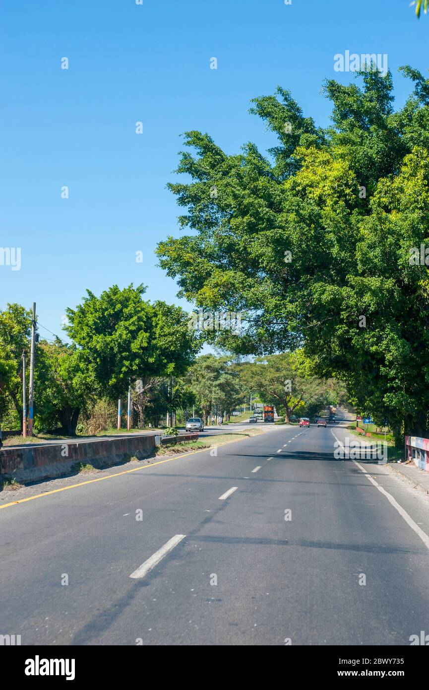 La route panaméricaine (la plus longue route du monde) en El Salvador. Banque D'Images