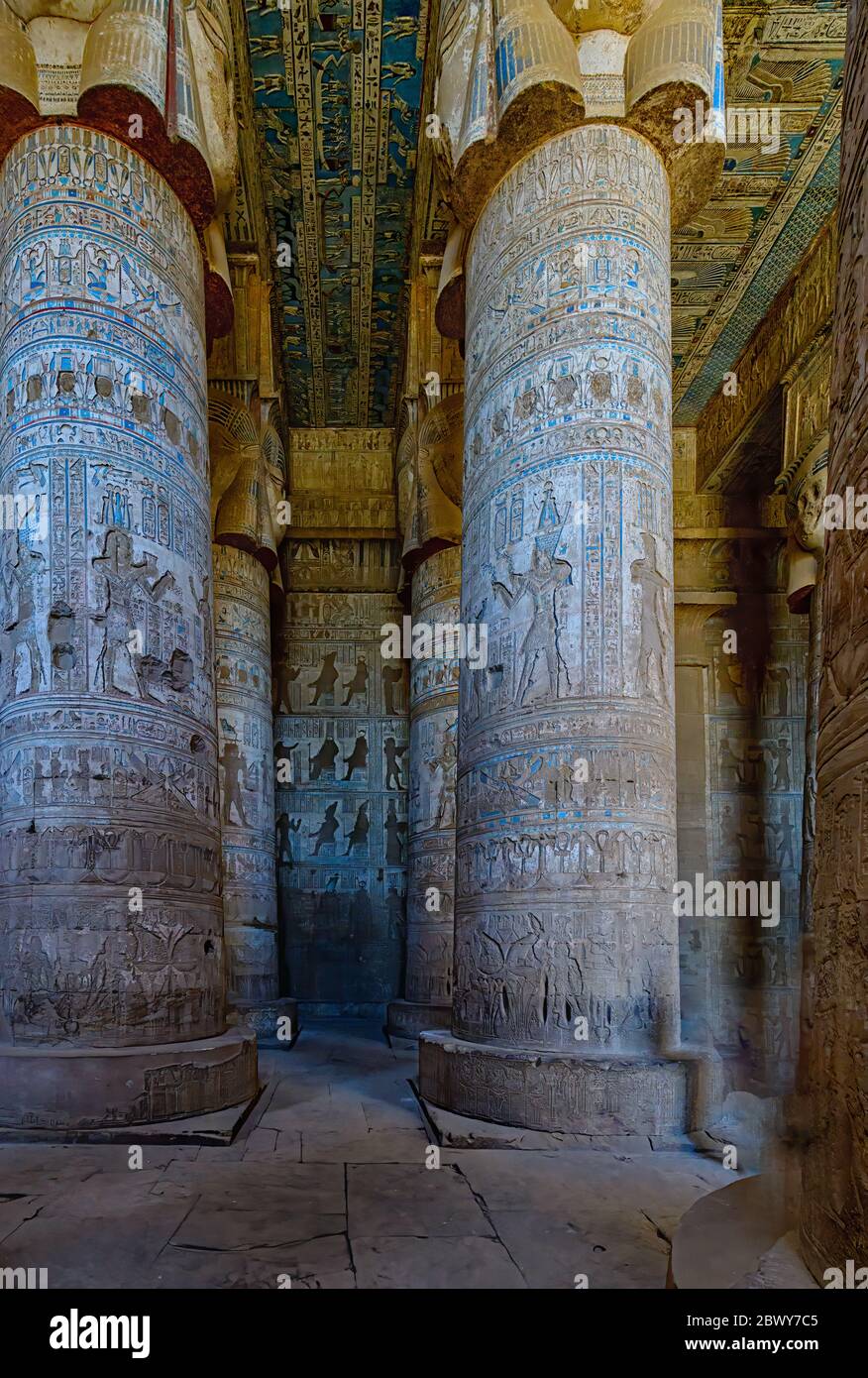 Capitales de Hathoric à quatre éléments dans le Hall de Hypostyle du Temple de Hathor à Dendera Banque D'Images