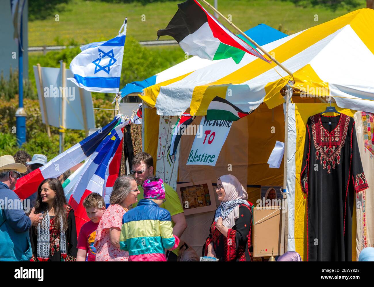 Saint John, Nouveau-Brunswick, Canada - 16 juin 2018 : Festival de la culture. Les gens se rassemblent à la tente palestinienne. Partie de la tente israélienne visible. Banque D'Images