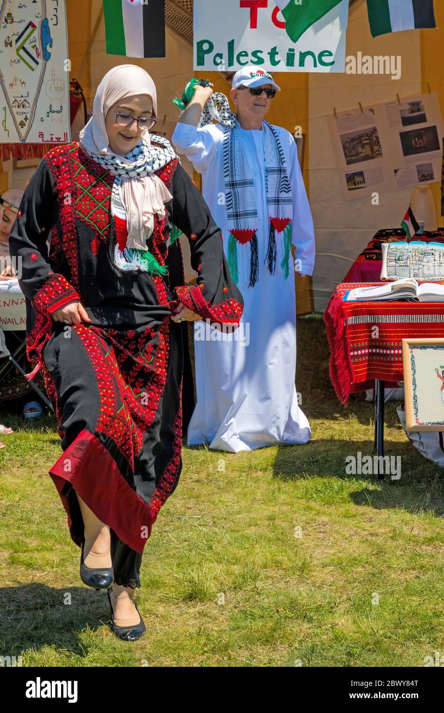 Saint John, Nouveau-Brunswick, Canada - 16 juin 2018 : Festival international de la culture de Saint John. Une femme palestinienne interprète une danse traditionnelle. Banque D'Images