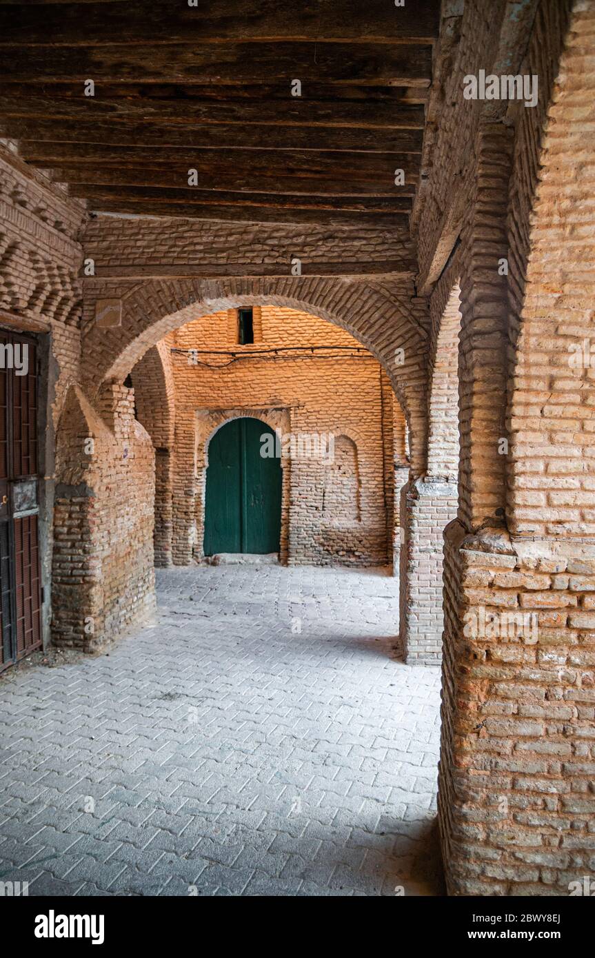 La médina ou la vieille ville de Tozeur, Tunisie avec ses modèles et ses arches briquetés, site classé au patrimoine mondial de l'UNESCO Banque D'Images