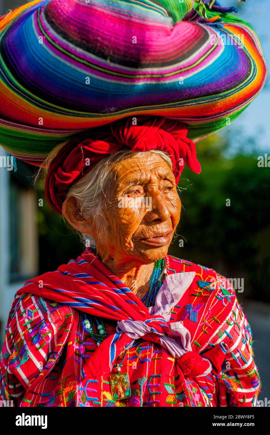 Portrait d'une vieille femme maya en robe traditionnelle dans la ville de Panajachel sur le lac Atitlan dans le sud-ouest des Hautes terres guatémaltèques, au Guatemala. Banque D'Images