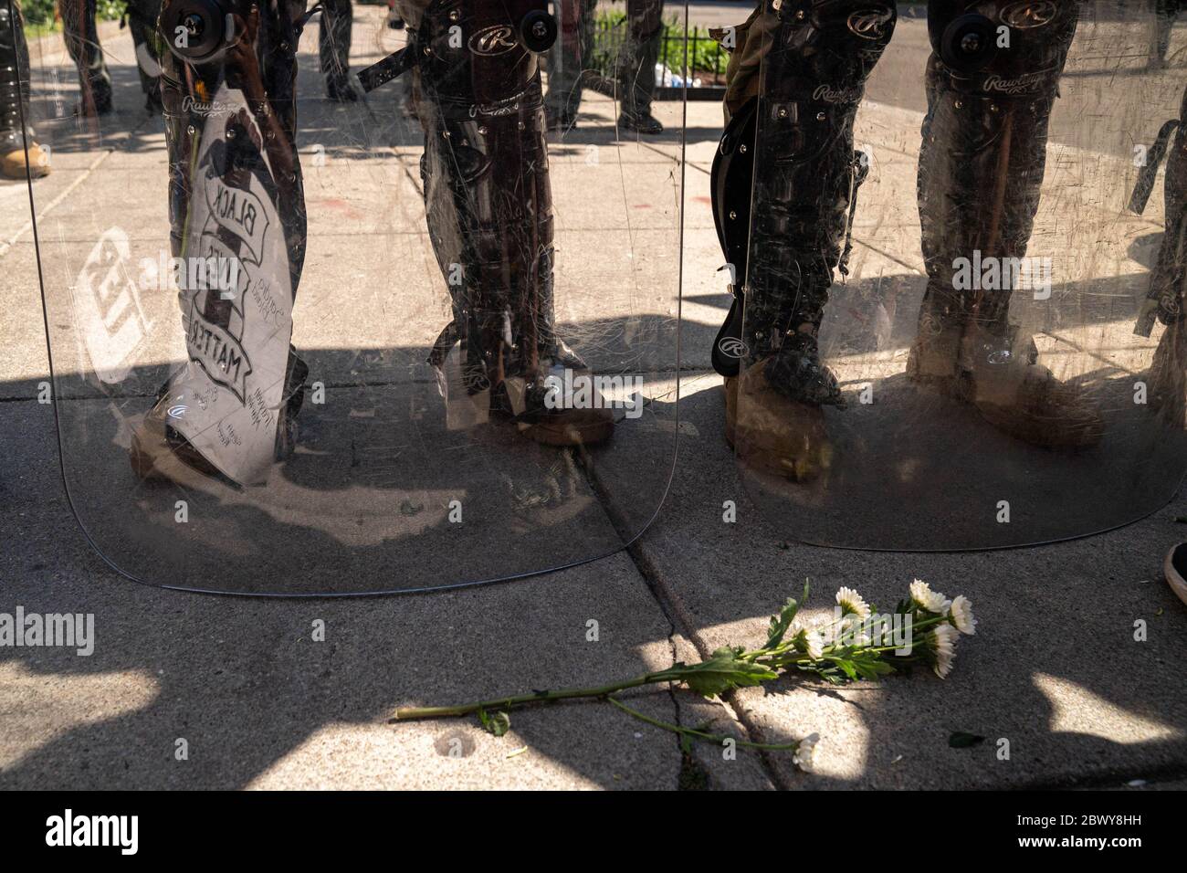 Washington, États-Unis. 03ème juin 2020. Le reflet d'un signe de la vie noire est vu dans un bouclier de police UNE veillée de paix est tenue une église Saint-Jean près de la Maison Blanche à Washington, DC le mercredi 3 juin 2020. Les militants ont défié les couvre-feux dans certaines des grandes villes de lundi et de début mardi, quelques heures seulement après que le président Donald Trump ait menacé d'envoyer l'armée américaine dans des villes qui ne contrôlent pas les manifestations violentes. Photo de Ken Cedeno/UPI crédit: UPI/Alay Live News Banque D'Images