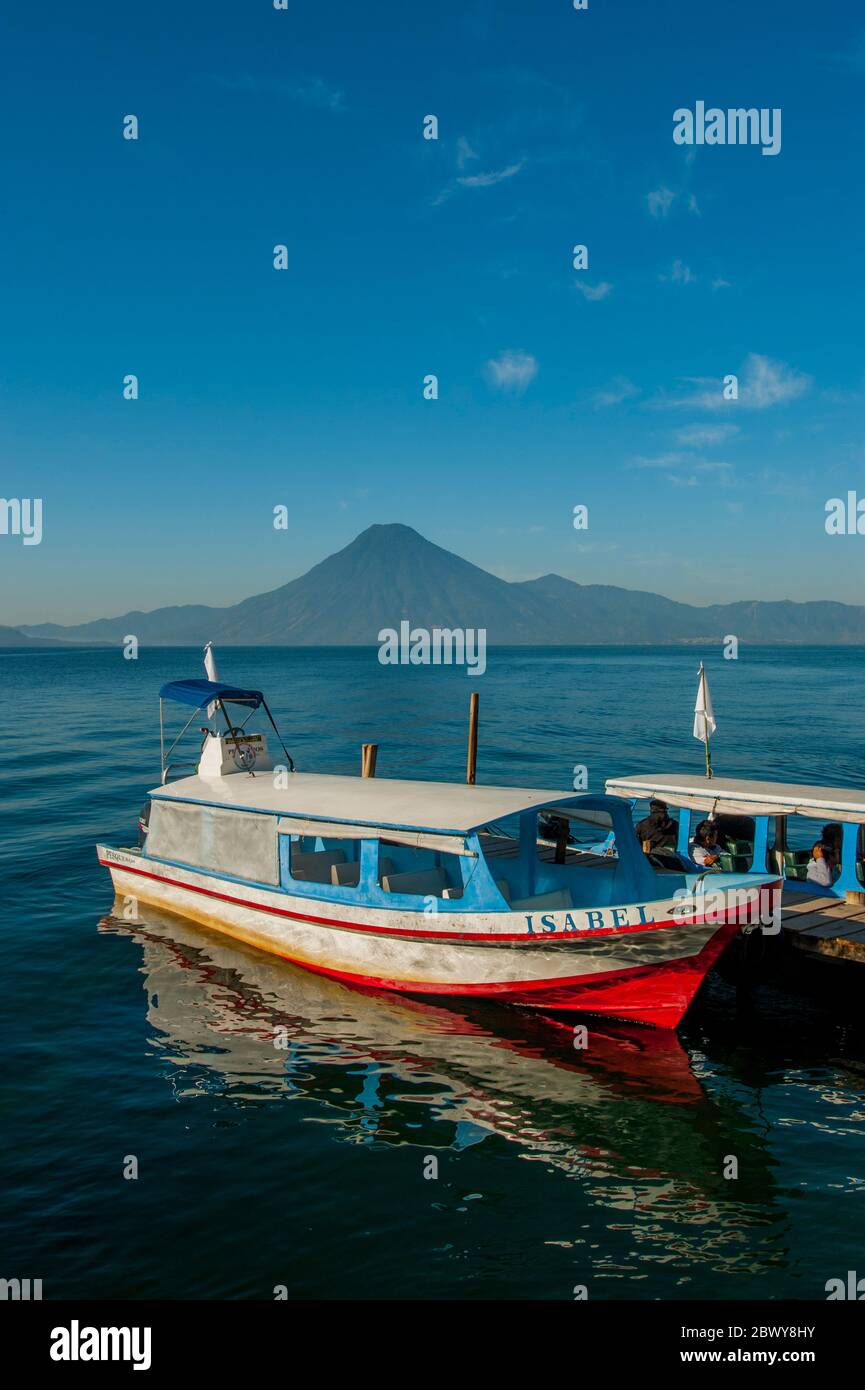 Bateaux sur la jetée de Panajachel sur le lac Atitlan avec volcan San Pedro en arrière-plan dans les montagnes du sud-ouest du Guatemala. Banque D'Images