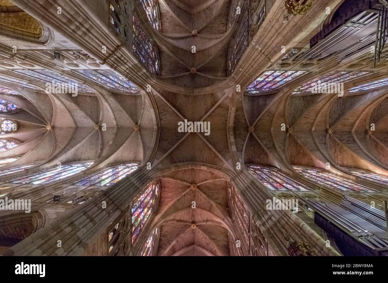 Leon Santa Maria Cathédrale Lumières à l'intérieur de vitraux gothiques architecture Espagne Banque D'Images