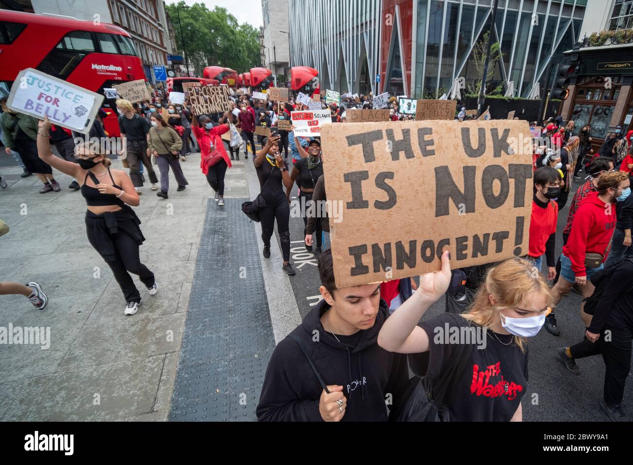 Londres, Royaume-Uni : 3 juin 2020 : les personnes noires comptent des manifestants avec des panneaux en provenance de Westminster, après la gare Victoria Banque D'Images