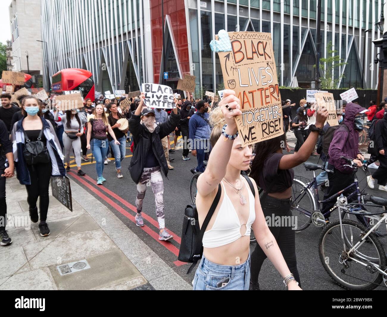 Londres, Royaume-Uni : 3 juin 2020 : les personnes noires comptent des manifestants avec des panneaux en provenance de Westminster, après la gare Victoria Banque D'Images