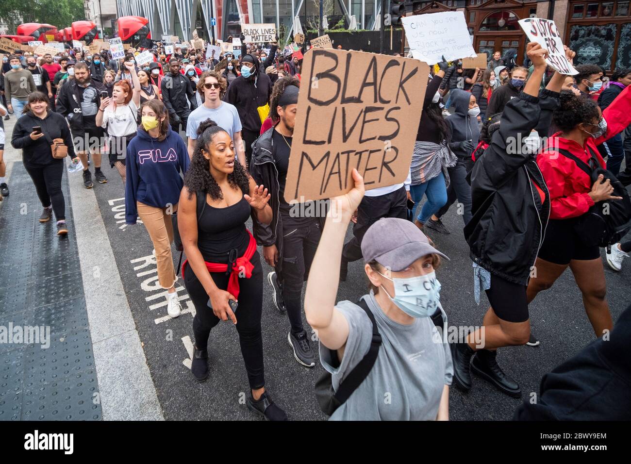 Londres, Royaume-Uni : 3 juin 2020 : les personnes noires comptent des manifestants avec des panneaux en provenance de Westminster, après la gare Victoria Banque D'Images