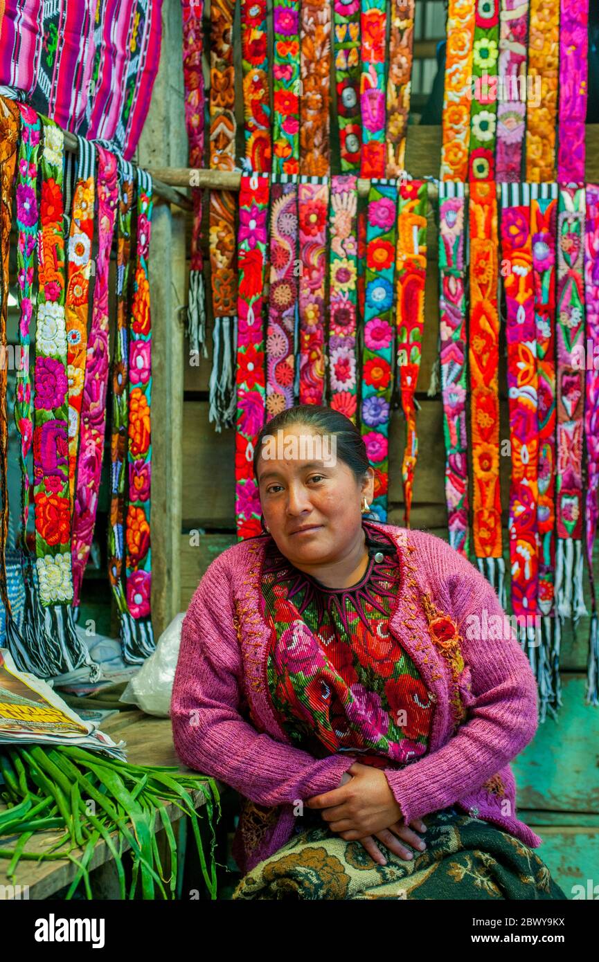 Une femme vend des ceintures colorées sur le marché du dimanche dans la  ville de Chupol, dans les hauts plateaux du Guatemala Photo Stock - Alamy