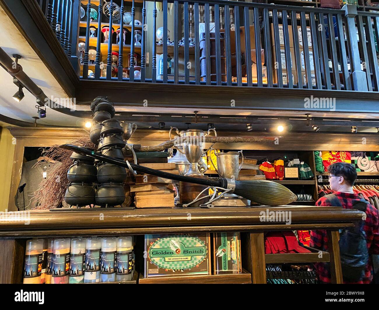 Orlando,FL/USA-2/16/20: Un magasin de détail sur le thème de quidditch au Wizarding World of Harry Potter dans le parc thématique Universal Studios Resort. Banque D'Images