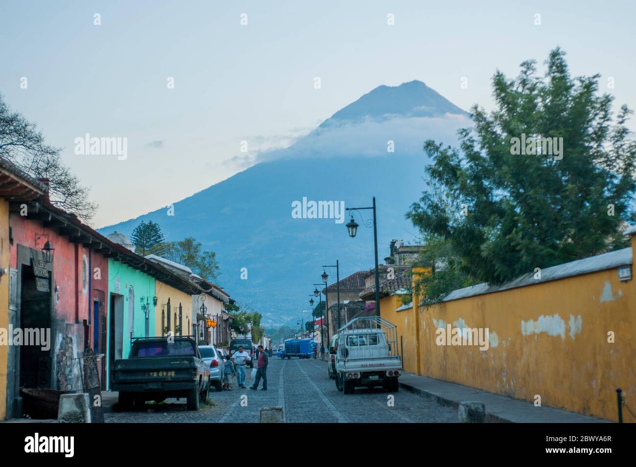 Une scène de rue à Antigua, Guatemala avec le volcan Aqua en arrière-plan. Banque D'Images