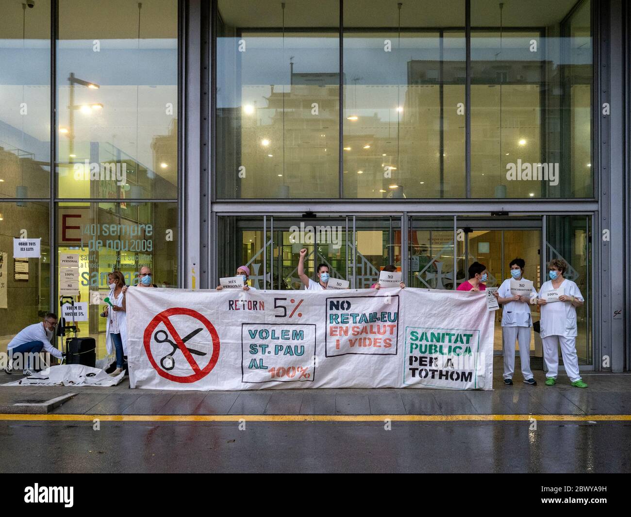 Barcelone, ​​Catalonia, Espagne, 3 juin 2020. Les travailleurs de la santé appellent à des améliorations de la main-d'œuvre et des salaires en attente. Chaque mercredi, ils manifestent le matin et le soir aux portes de leurs hôpitaux et centres de soins de santé. Dans l'image de l'Hôpital de Sant Pau, bannières avec les slogans en faveur de 100% de la santé publique et contre les réductions de salaire. Credit: Dani Codina / Alay Live News Banque D'Images