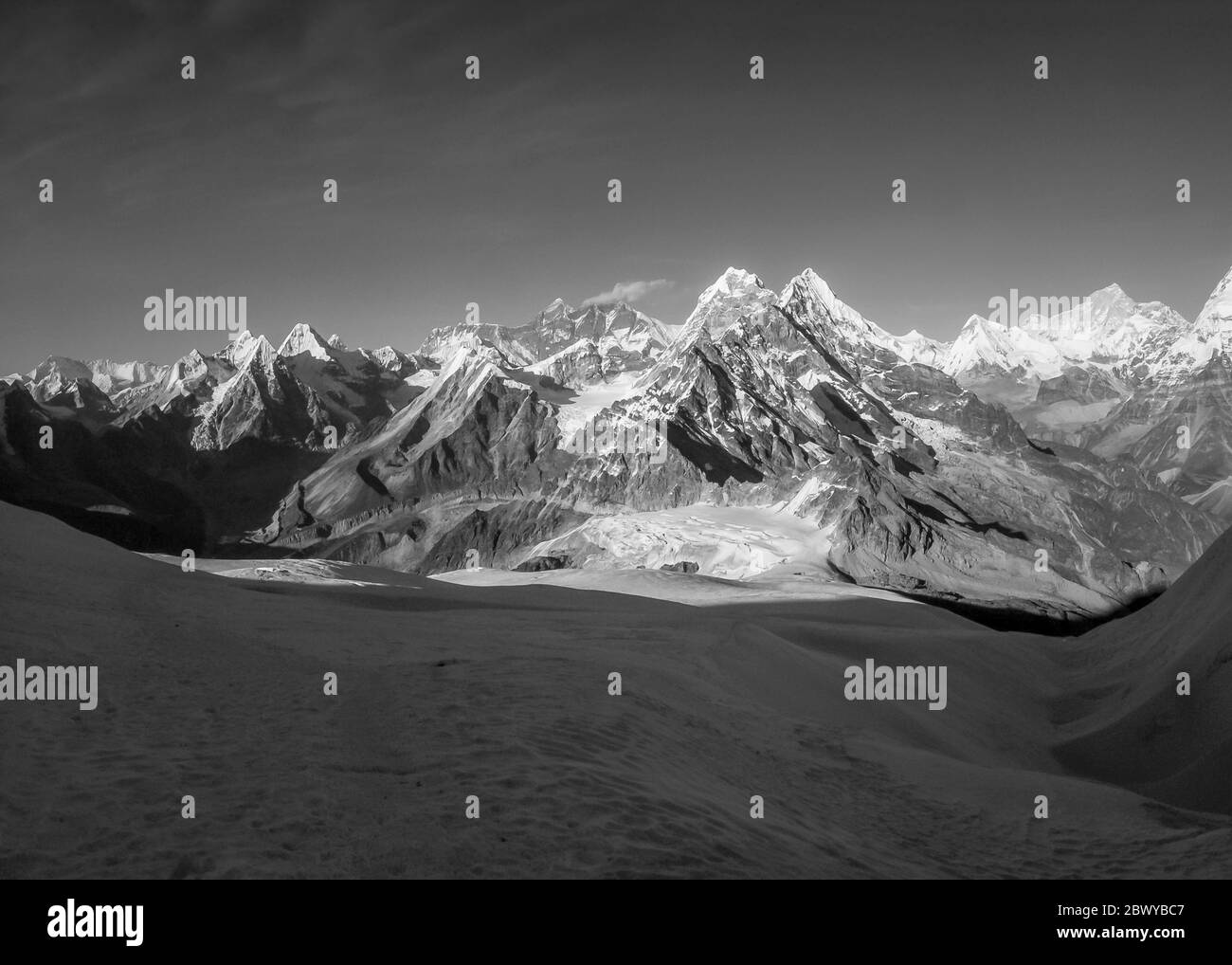 Népal. Partez à Mera Peak. Panorama panoramique des sommets de l'Himalaya depuis le sommet de Mera Peak à 6476m, regardant dans la direction du mont Everest 8848m la plus haute montagne du monde sur l'horizon du centre lointain avec la queue de nuage, plus à droite est Makalu 8463m la montagne Rouge et le monde 5ème montagne plus haute. La selle enneigée évidente en premier plan est le col de Mera la et le site de High Camp Banque D'Images