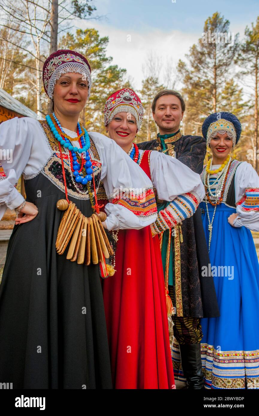 Un groupe folklorique russe en costume traditionnel pres d Irkoutsk Siberie Russie Photo Stock Alamy