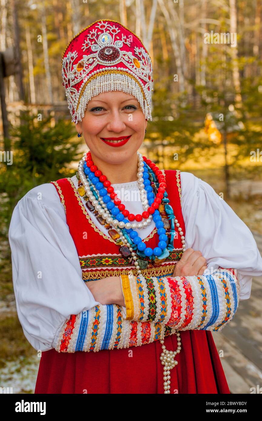 Portrait d'une femme, membre d'un groupe folklorique russe en costume traditionnel près d'Irkoutsk, Sibérie, Russie. Banque D'Images