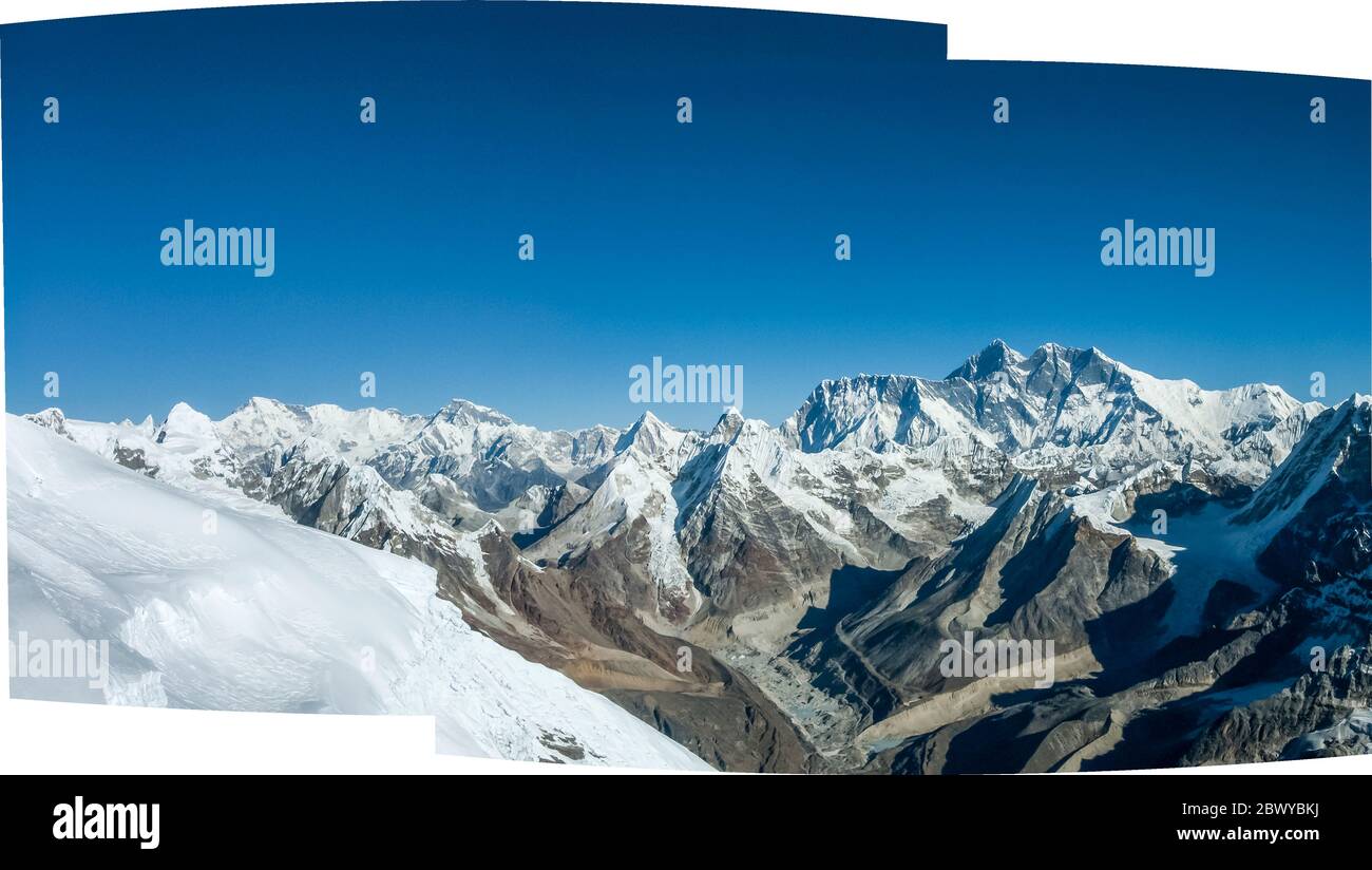 Népal. Partez à Mera Peak. Panorama panoramique des sommets de l'Himalaya depuis le sommet du pic de Mera à 6476m, en regardant dans la direction du mont Everest 8848m la plus haute montagne du monde dominant le centre à droite horizon, avec l'évidente crête du mur de Lhotse devant. Banque D'Images