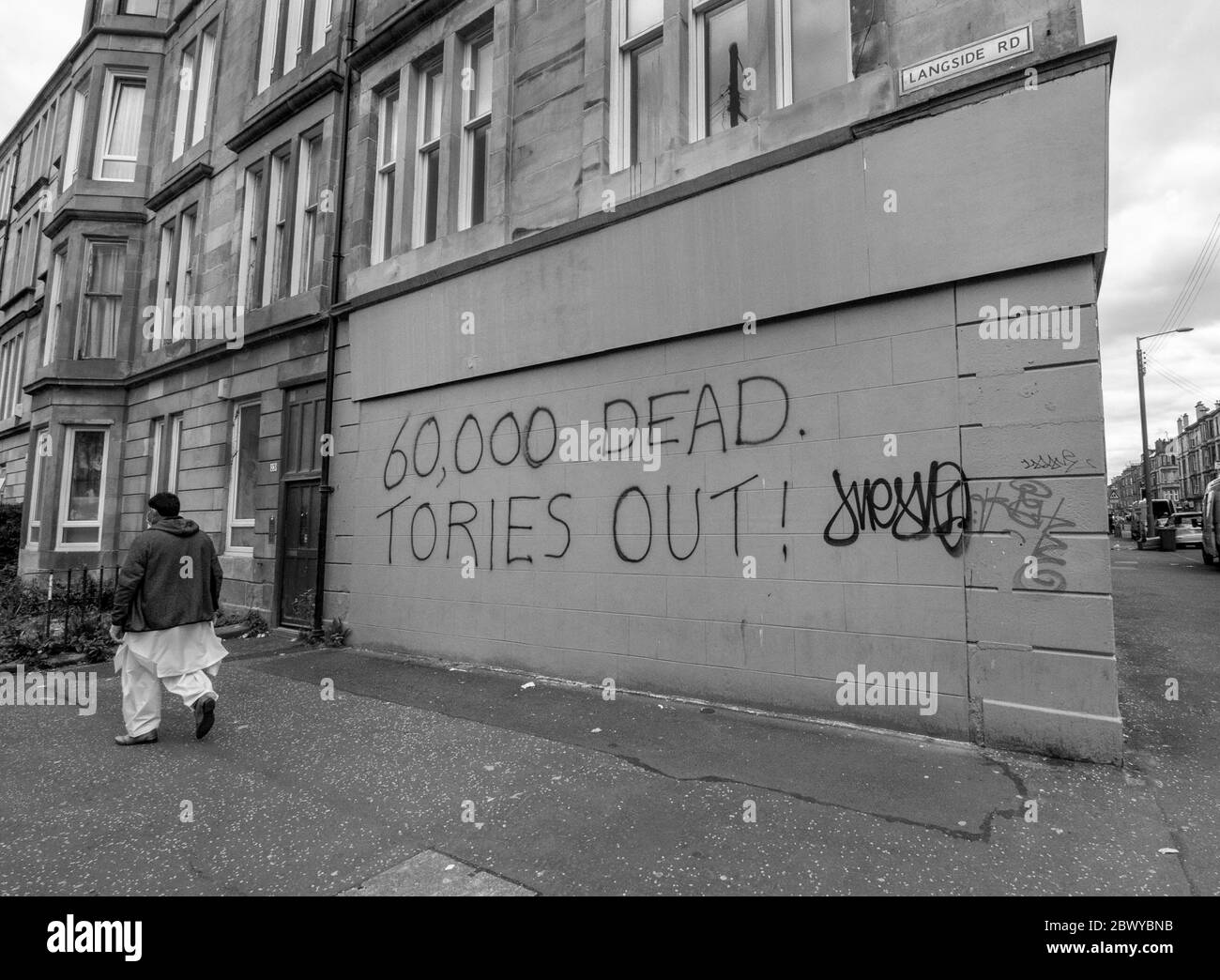 Glasgow, Écosse, Royaume-Uni. 3 juin 2020 : une photographie en noir et blanc d'un graffiti anti-conservateur sur un mur d'angle. Cette prise a été prise pendant le coronavirus (COVID-19). Banque D'Images