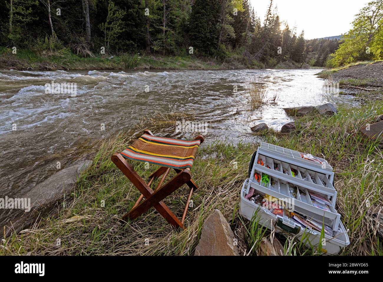 Boîte et tabouret d'équipement de pêche sur la rivière Crowsnest. Alberta Canada Banque D'Images