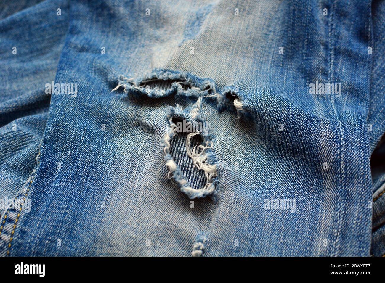 Un tas de jeans d chir s. Textile fond denim. Mode tailleur