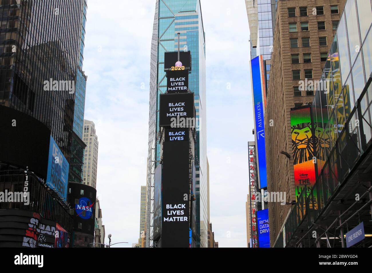 Les vies noires comptent sur le panneau publicitaire de Times Square. La mort de George Floyd alors qu'il était sous la garde de la police de Minneapolis a suscité des protestations dans tout le pays autour des États-Unis demandant justice et changement social. 1 Times Square, Manhattan, New York City, États-Unis. 2 juin 2020 Banque D'Images