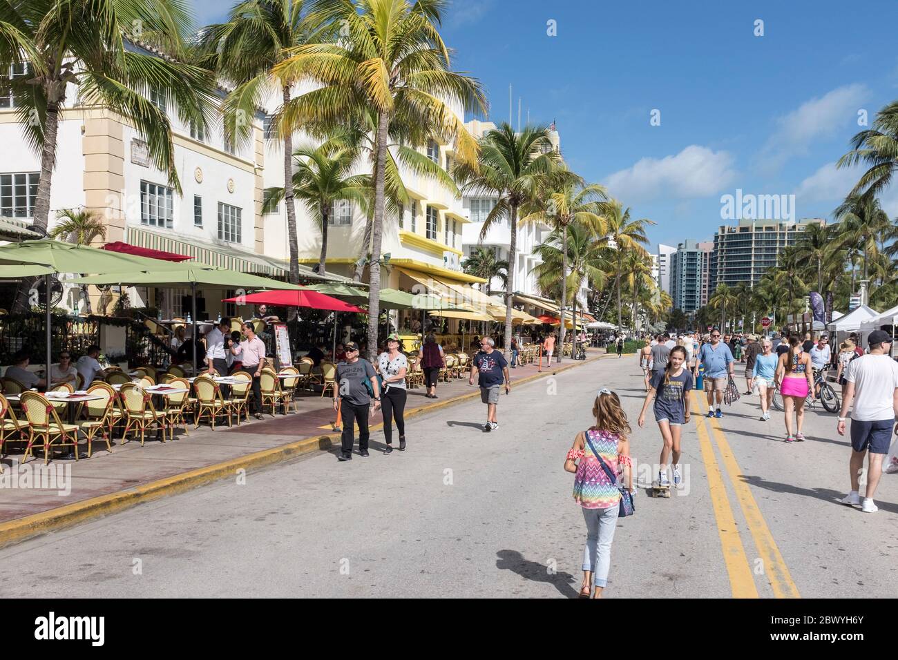 Piétons sur Ocean Drive pendant le week-end Art déco à Miami Beach, États-Unis Banque D'Images