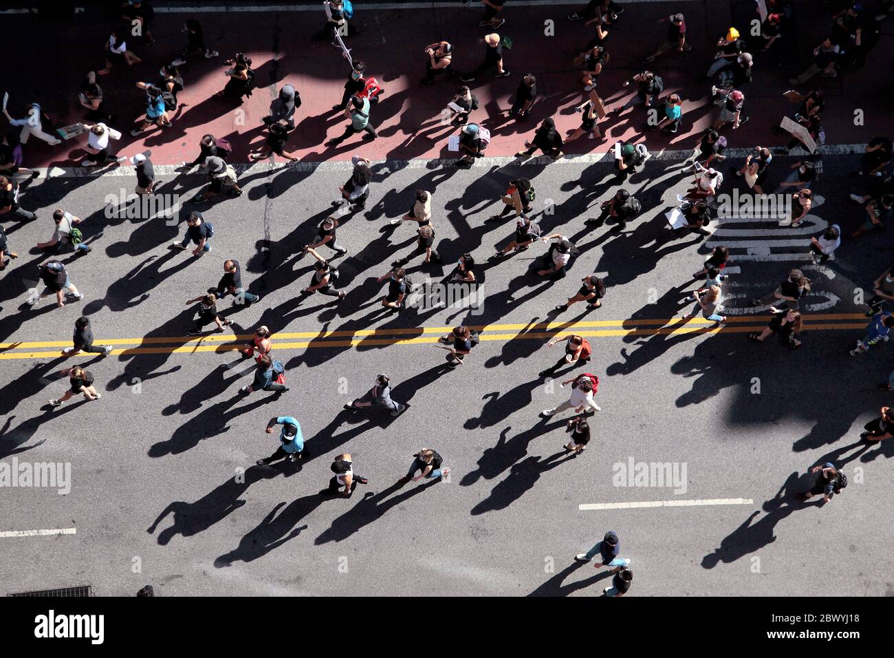 New York, New York, États-Unis. 3 juin 2020. Les manifestants défilent en réponse à la mort de George Floyd, afro-américain, alors qu'ils sont sous la garde de la police de Minneapolis, et en soutien au mouvement Black Lives Matter aujourd'hui sur West 23th Street dans le quartier de Chelsea à Manhattan. Des manifestations ont eu lieu dans tout le pays depuis la mort de Floyds la semaine dernière. Crédit : Adam Stoltman/Alamy Live News Banque D'Images