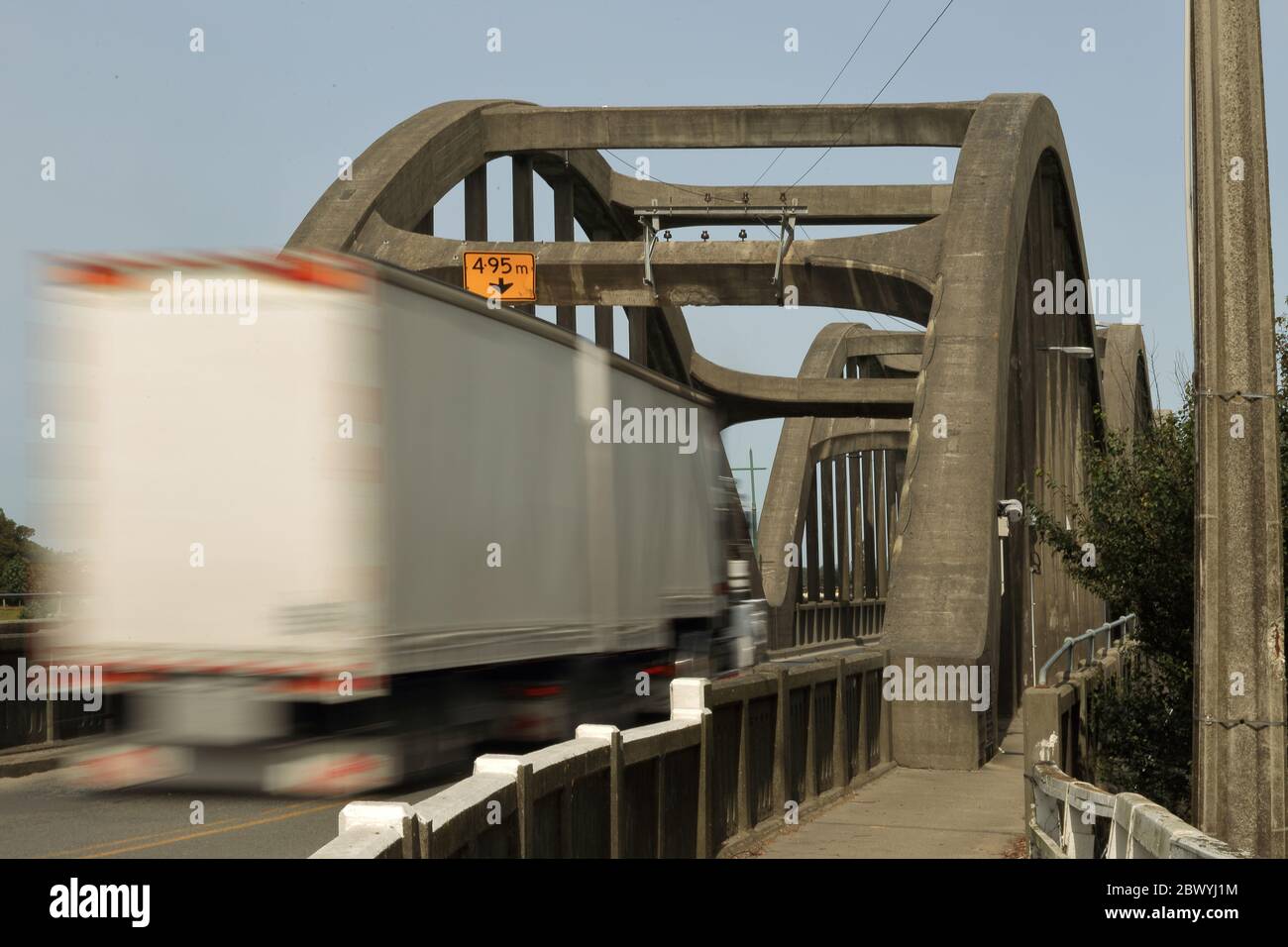 Camion sur le pont Balclutha, South Otago, Nouvelle-Zélande Banque D'Images