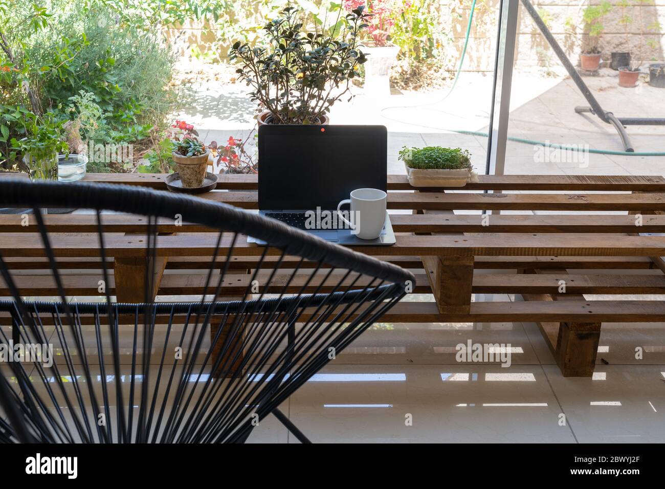 Espace de travail pour le bureau à domicile pendant la quarantaine du coronavirus Banque D'Images