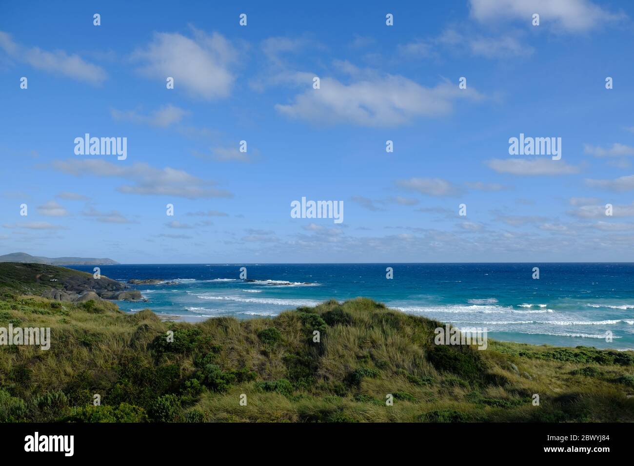 Australie occidentale a éclaté - paysage côtier de dunes herbeuses dans la région de Mandalay Beach Banque D'Images