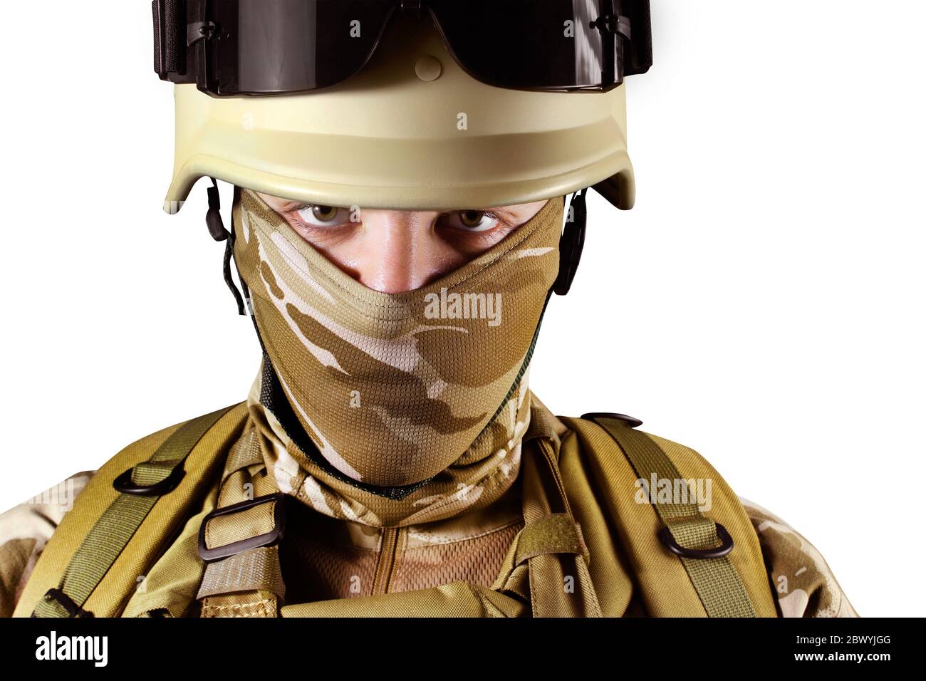 Photo isolée d'un soldat du désert entièrement équipé dans un casque. Banque D'Images