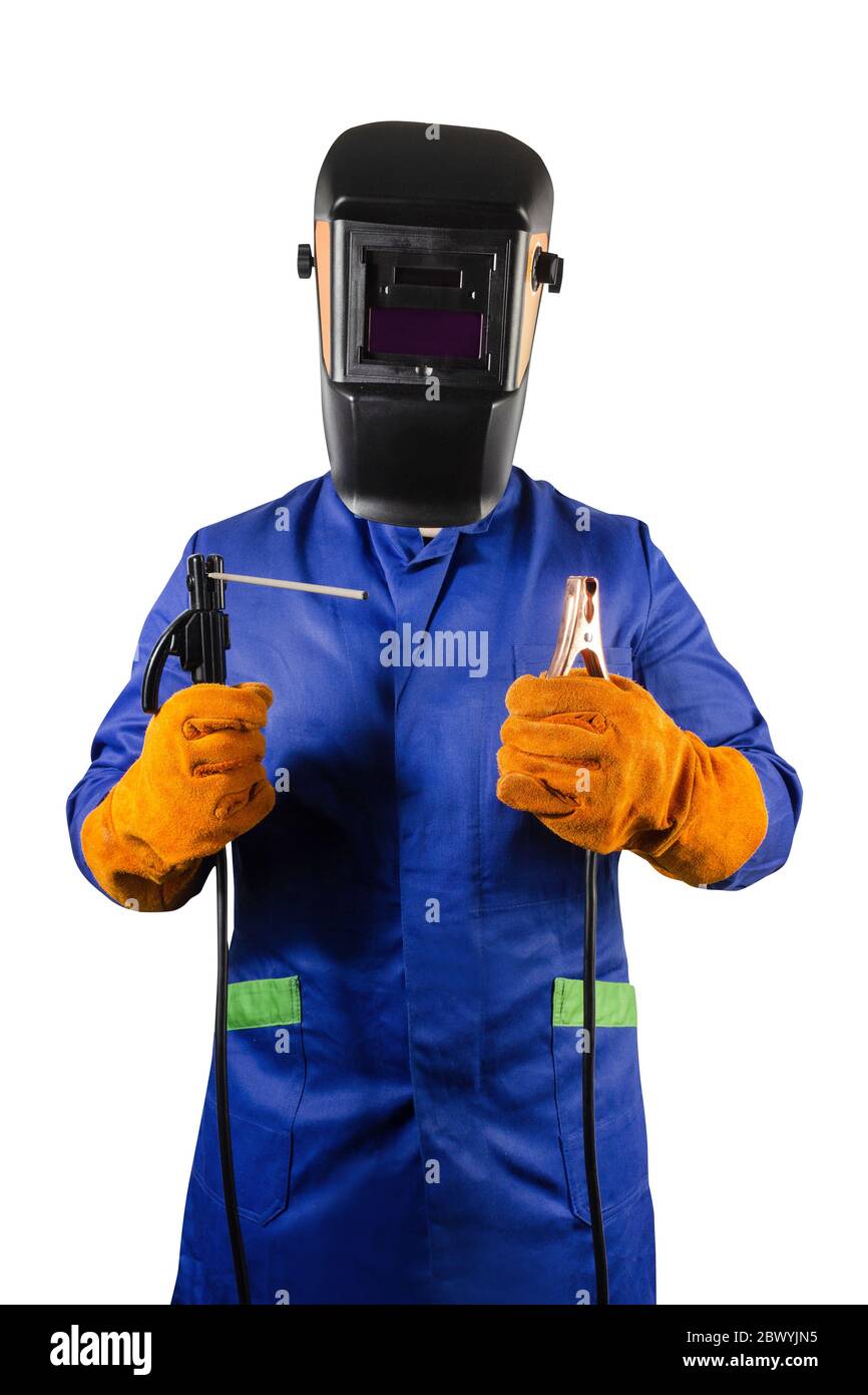 Photo isolée d'un soudeur en uniforme, casque et gants tenant l'électrode et le support de masse sur fond blanc. Banque D'Images