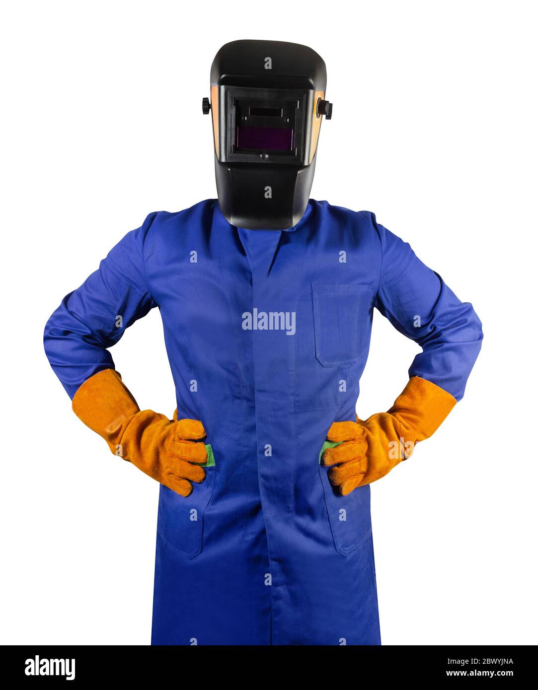 Photo isolée d'un soudeur en robe de protection, casque et gants debout sur fond blanc. Banque D'Images