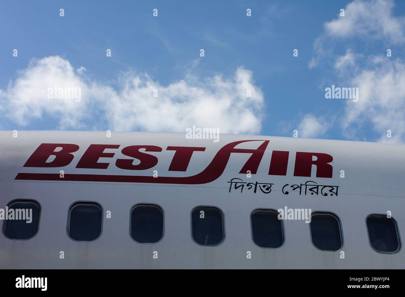 Windows of a Best Air Boeing 737-200 à l'aéroport international de Zia maintenant Hazrat Shah Jalal aéroport international à Dhaka, au Bangladesh. Banque D'Images