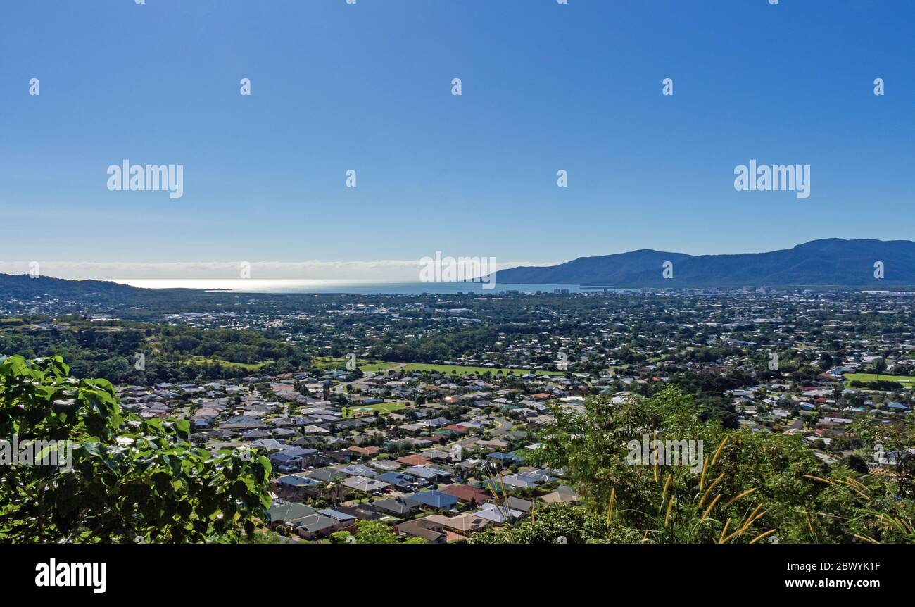 Une belle vue sur la ville de Cairns sur la crique prise le matin depuis le lac Morris Road à Campbell's Lookout sur la colline surplombant la banlieue Banque D'Images