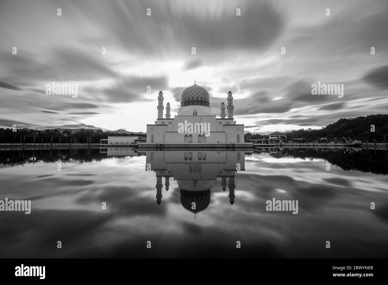 Magnifique Et Majestueux Noir Et Blanc De La Mosquee Flottante De Kota Kinabalu Sabah Une Mosquee Est Un Lieu De Culte Pour Les Adeptes De L Islam Photo Stock Alamy