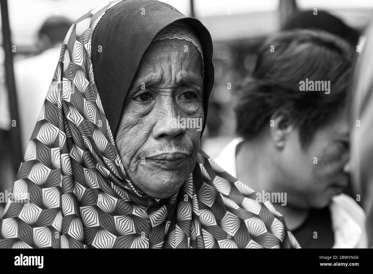 Tuaran, Sabah, Malaisie-janvier 25,2018: Photo de rue de portraits de femmes musulmanes malaisiennes âgées image sur la rue de la ville de Tuaran, Sabah, Ma Banque D'Images