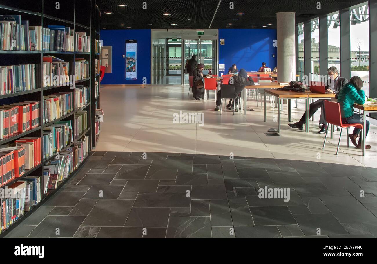 Personnes dans la bibliothèque publique, Birmingham, West Midlands, Royaume-Uni Banque D'Images